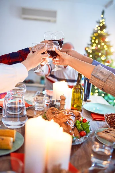 Schöne Familientreffen Lächelnd Glücklich Und Zuversichtlich Putenbraten Essen Und Mit — Stockfoto