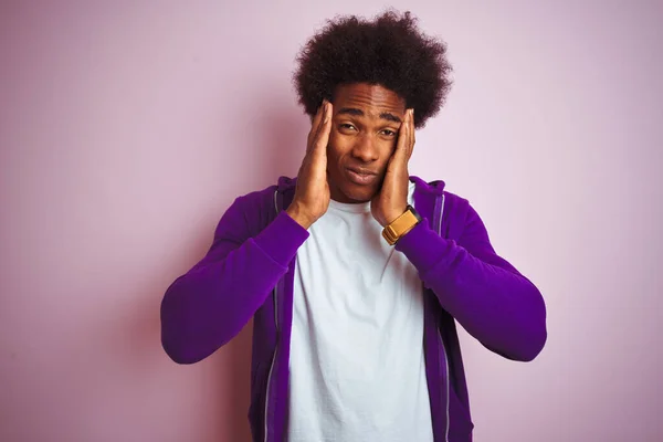 年轻的非洲裔美国男人穿着紫色运动衫 站在孤立的粉色背景之上 双手因压力头疼 令人痛苦的偏头痛 — 图库照片