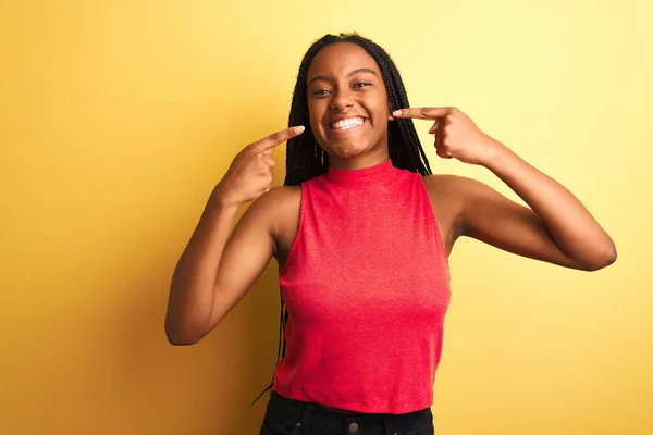 Afro Amerikaanse Vrouw Met Rood Casual Shirt Geïsoleerde Gele Achtergrond — Stockfoto