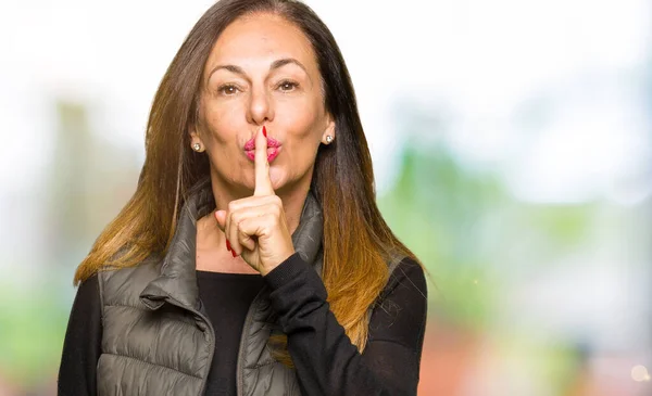 Bella Donna Mezza Età Che Indossa Giubbotto Invernale Chiedendo Essere — Foto Stock