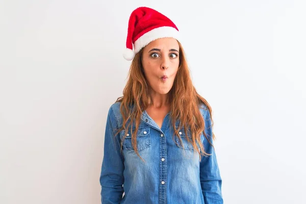 Jonge Mooie Roodharige Vrouw Draagt Kerstmuts Geïsoleerde Achtergrond Vissengezicht Maken — Stockfoto