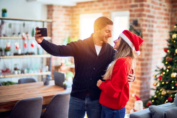 Jovem Casal Bonito Sorrindo Feliz Confiante Abraçando Fazer Selfie Por — Fotografia de Stock