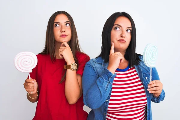 Jovens Mulheres Bonitas Segurando Pirulito Doce Sobre Fundo Branco Isolado — Fotografia de Stock