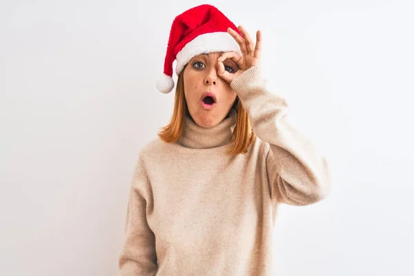 Hermosa Mujer Pelirroja Con Sombrero Navidad Sobre Fondo Aislado Haciendo — Foto de Stock