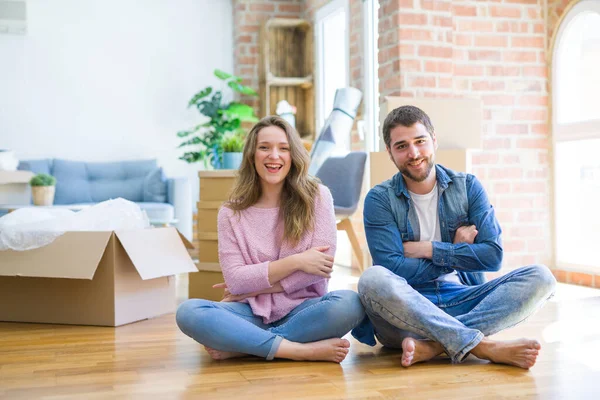 Joven Hermosa Pareja Que Mueve Una Nueva Casa Sentada Suelo — Foto de Stock