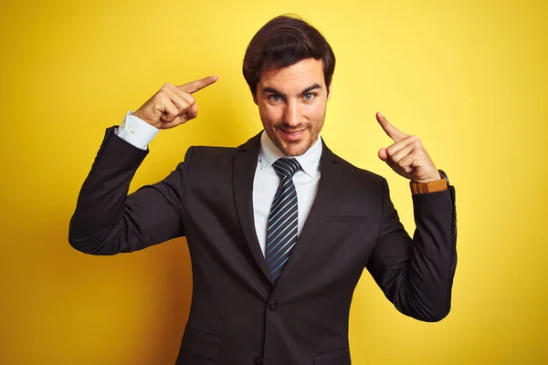 Junger Gutaussehender Geschäftsmann Anzug Und Krawatte Der Vor Isoliertem Gelben — Stockfoto