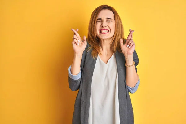 Ruiva Caucasiana Mulher Negócios Sobre Amarelo Isolado Fundo Gesto Dedo — Fotografia de Stock