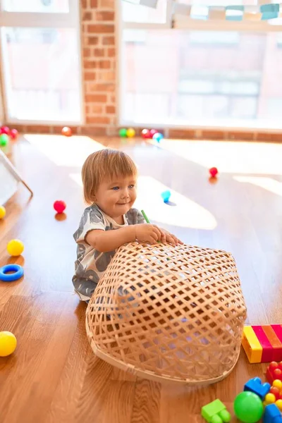 Adorable Bambin Assis Sur Sol Jouant Avec Panier Osier Balles — Photo