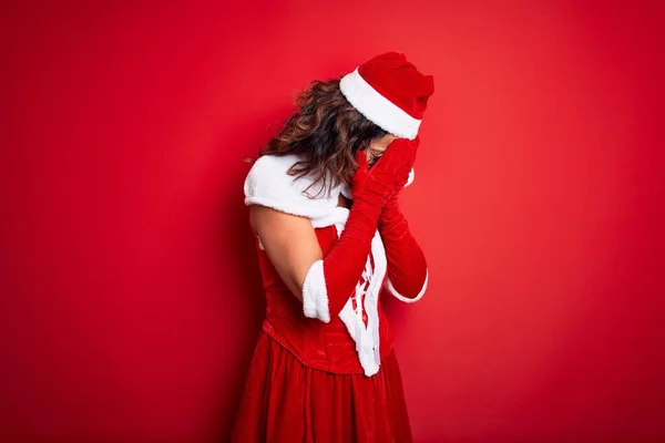 Mulher Bonita Meia Idade Vestindo Traje Papai Noel Sobre Fundo — Fotografia de Stock