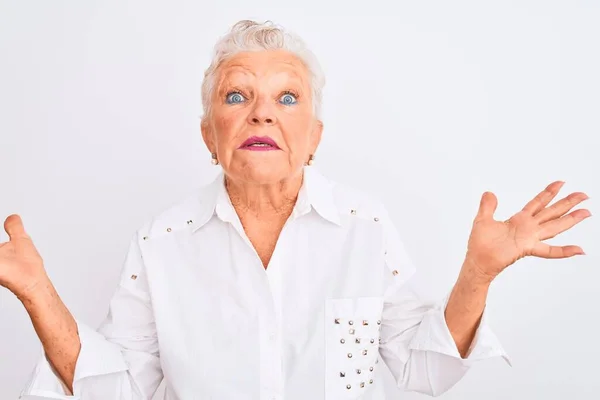 Mulher Cabelos Grisalhos Sênior Vestindo Camisa Elegante Sobre Fundo Branco — Fotografia de Stock