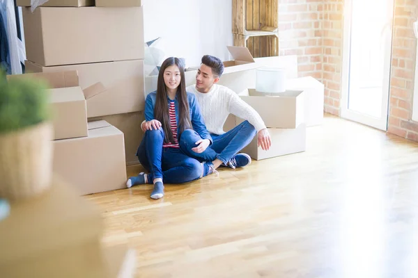 Junges Asiatisches Paar Sitzt Auf Dem Boden Des Neuen Hauses — Stockfoto