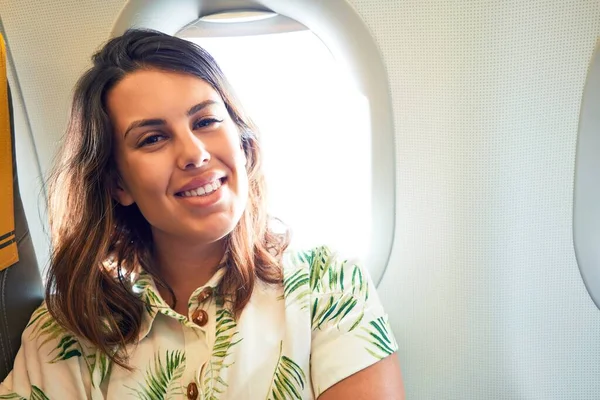 Jonge Reiziger Vrouw Zittend Het Vliegtuig Luchthaven Met Uitzicht Lucht — Stockfoto