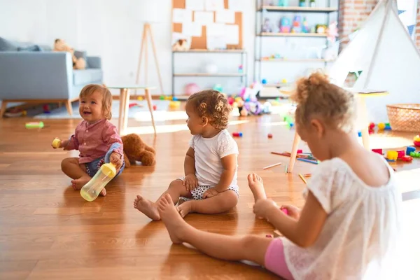 Copii Mici Adorabili Care Stau Podea Jucându Jurul Multor Jucării — Fotografie, imagine de stoc