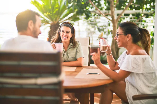 Bella Famiglia Seduta Sulla Terrazza Bere Una Tazza Caffè Parlando — Foto Stock