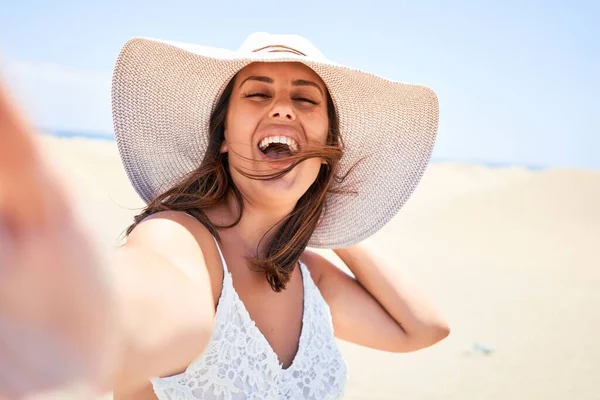 Νεαρή Όμορφη Γυναίκα Χαμογελώντας Ευτυχισμένη Λαμβάνοντας Μια Selfie Χρησιμοποιώντας Smartphone — Φωτογραφία Αρχείου