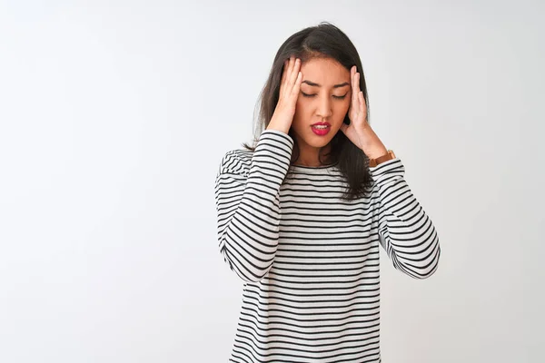 Jonge Mooie Chinese Vrouw Draagt Gestreepte Shirt Staan Geïsoleerde Witte — Stockfoto