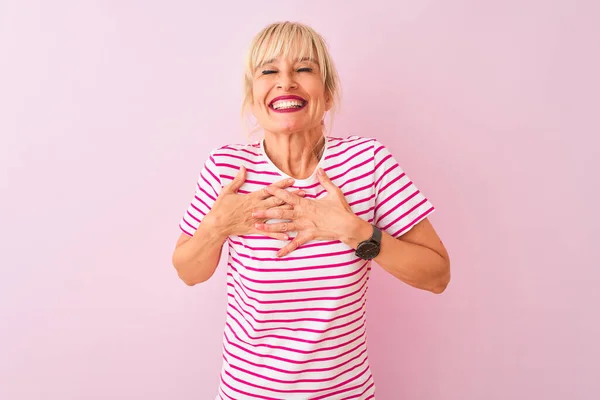 Frau Mittleren Alters Gestreiftem Shirt Vor Isoliertem Rosa Hintergrund Lächelnd — Stockfoto