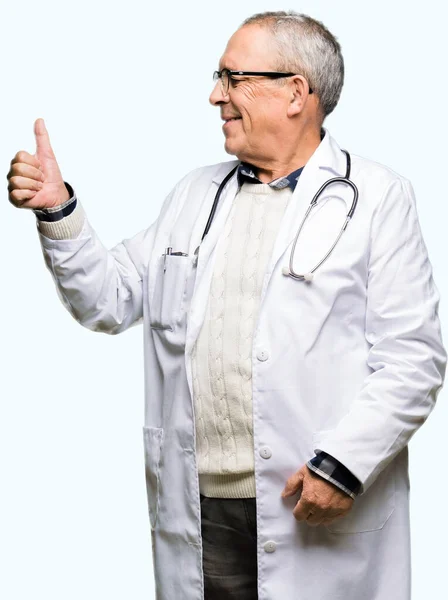 Hombre Guapo Médico Senior Con Abrigo Médico Mirando Orgulloso Sonriendo —  Fotos de Stock