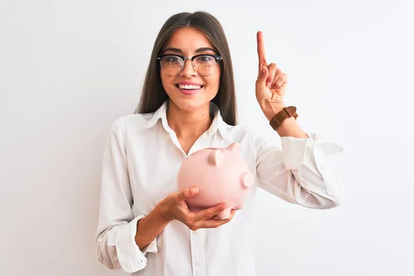 Mooie Zakenvrouw Draagt Bril Houden Spaarvarken Bank Geïsoleerde Witte Achtergrond — Stockfoto