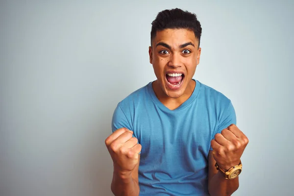 Joven Brasileño Con Camiseta Azul Pie Sobre Fondo Blanco Aislado —  Fotos de Stock