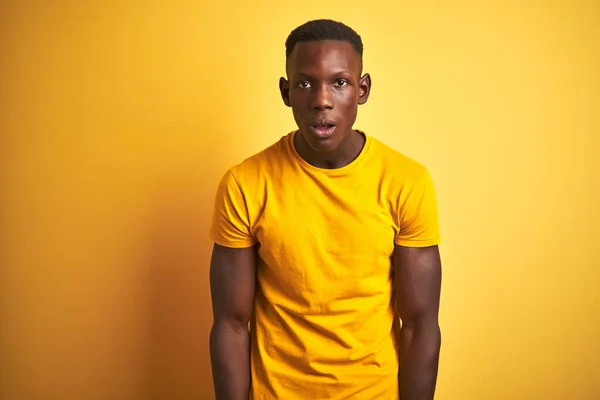 Fiatal Afro Amerikai Férfi Alkalmi Pólót Visel Álló Elszigetelt Sárga — Stock Fotó