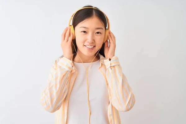 Jonge Chinese Vrouw Luisteren Naar Muziek Met Behulp Van Koptelefoon — Stockfoto