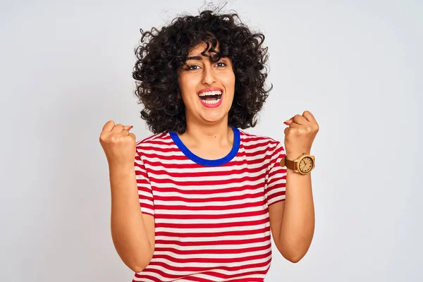 Mujer Árabe Joven Con Pelo Rizado Con Una Camiseta Rayas —  Fotos de Stock