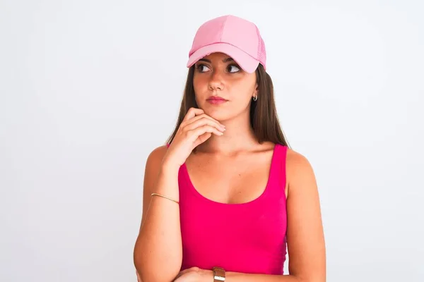 Ung Vacker Flicka Bär Rosa Casual Shirt Och Mössa Över — Stockfoto