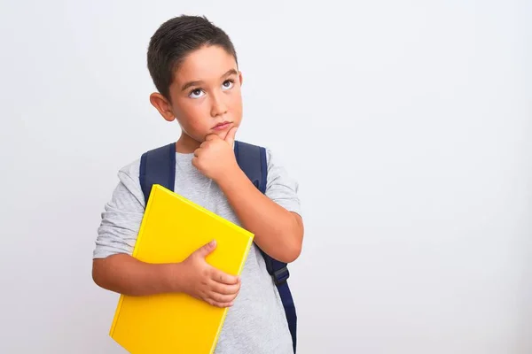 Menino Estudante Bonito Usando Mochila Segurando Livro Sobre Fundo Branco — Fotografia de Stock