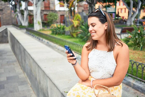 Young Beautiful Woman Smiling Happy Walking City Streets Sunny Day — Stock Photo, Image