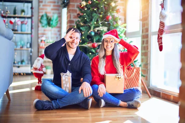 Junges Paar Mit Weihnachtsmannmütze Das Hause Auf Dem Boden Den — Stockfoto