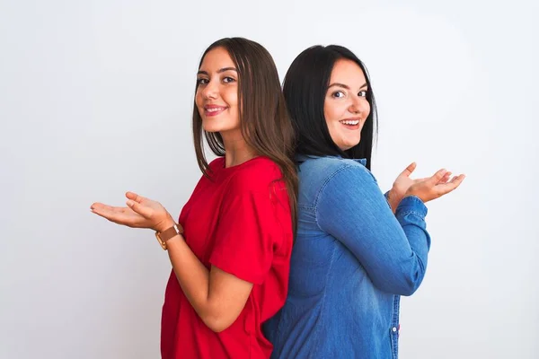 Junge Schöne Frauen Lässiger Kleidung Stehen Vor Isoliertem Weißem Hintergrund — Stockfoto