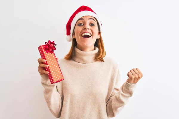 Mooie Roodharige Vrouw Dragen Kerst Hoed Houden Aanwezig Geïsoleerde Achtergrond — Stockfoto