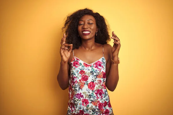 Afroamerykanka Ubrana Kwiatowy Letni Shirt Odizolowanym Żółtym Tle Gestykulująca Palec — Zdjęcie stockowe