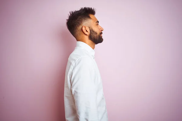 Joven Empresario Indio Con Camisa Elegante Pie Sobre Fondo Rosa — Foto de Stock