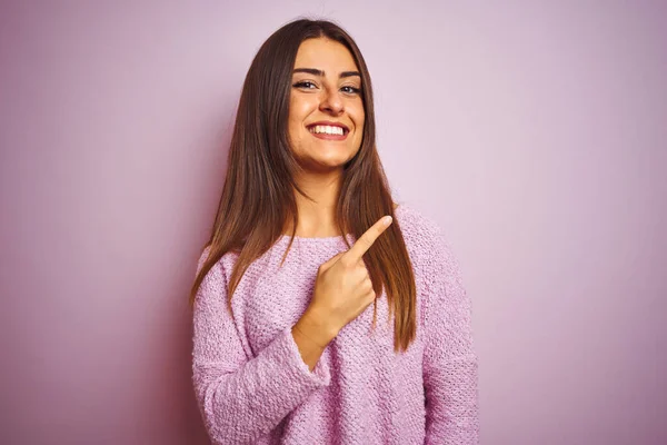 Jonge Mooie Vrouw Dragen Casual Trui Staan Geïsoleerde Roze Achtergrond — Stockfoto