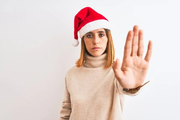 Mooie Roodharige Vrouw Draagt Kerst Hoed Geïsoleerde Achtergrond Doen Stoppen — Stockfoto