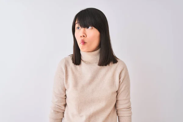 Jonge Mooie Chinese Vrouw Dragen Coltrui Geïsoleerde Witte Achtergrond Maken — Stockfoto