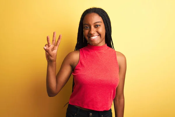 Afrikaans Amerikaanse Vrouw Draagt Rood Casual Shirt Staan Geïsoleerde Gele — Stockfoto