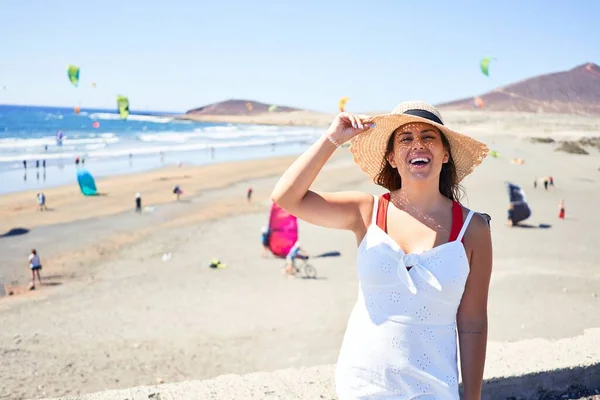 Młoda Piękna Kobieta Uśmiechnięta Szczęśliwa Ciesząca Się Wakacjami Plaży Medano — Zdjęcie stockowe