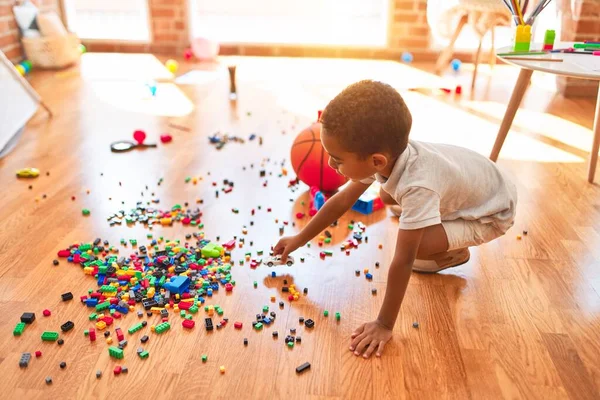 Vackra Afrikanska Amerikanska Småbarn Leker Med Bilar Runt Massor Leksaker — Stockfoto