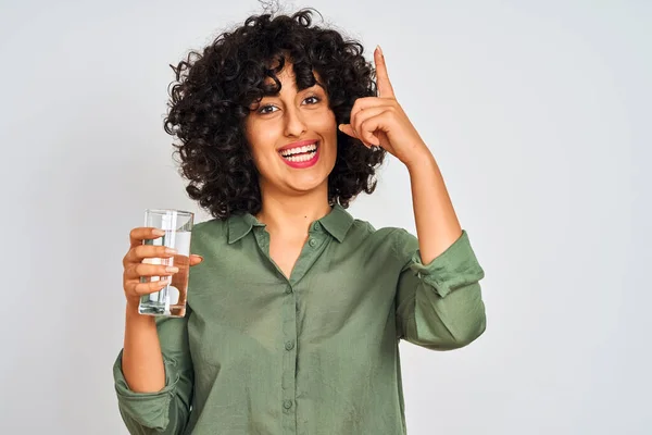 Mulher Árabe Jovem Com Cabelo Encaracolado Segurando Vidro Água Sobre — Fotografia de Stock