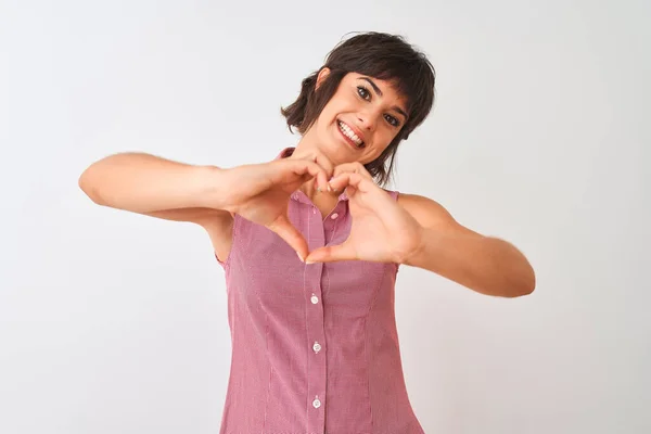 Joven Hermosa Mujer Con Camisa Roja Verano Pie Sobre Fondo —  Fotos de Stock