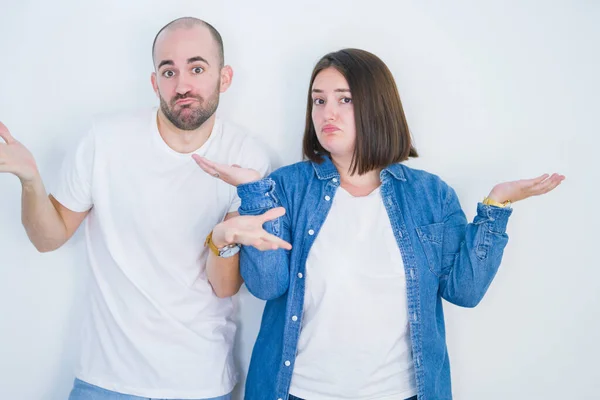 Casal Jovem Juntos Sobre Fundo Isolado Branco Sem Noção Expressão — Fotografia de Stock