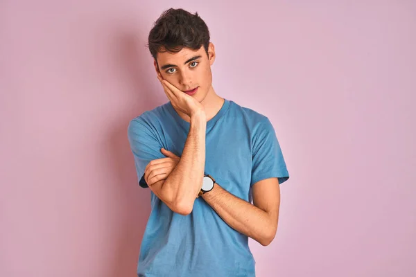 Adolescente Chico Usando Casual Camiseta Pie Sobre Azul Aislado Fondo —  Fotos de Stock