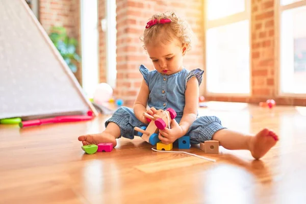 Renkli Oyun Odasında Beyaz Güzel Bir Bebek Oyuncaklarla Oynuyor Anaokulundaki — Stok fotoğraf