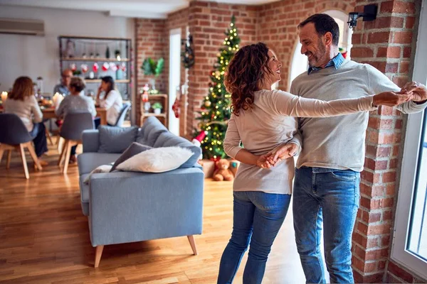 家人和朋友在家里吃饭 用传统的食物和装饰品庆祝圣诞节前夕 浪漫的夫妻在恋爱中跳舞 — 图库照片