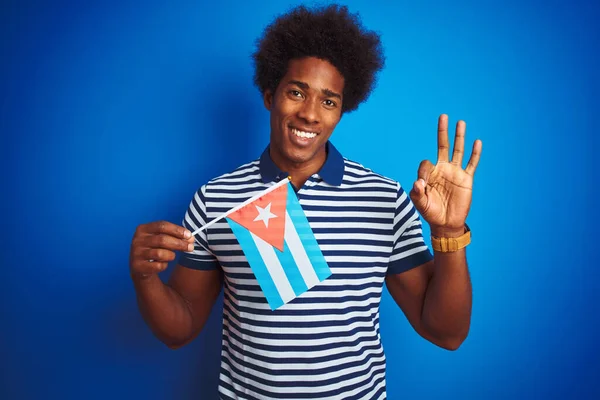 Joven Afroamericano Sosteniendo Bandera Cubana Pie Sobre Fondo Azul Aislado —  Fotos de Stock