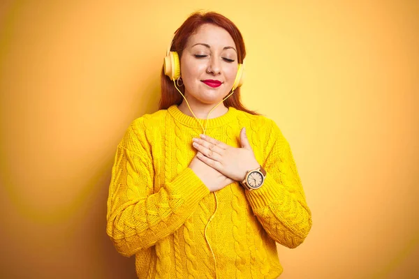 Jovem Ruiva Ouvindo Música Usando Fones Ouvido Sobre Fundo Amarelo — Fotografia de Stock