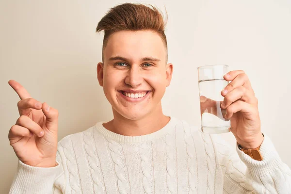 Jovem Homem Bonito Beber Copo Água Sobre Fundo Branco Isolado — Fotografia de Stock